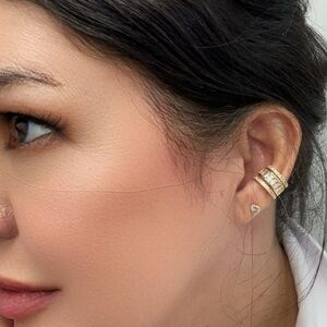 Elegant Gold and Silver Ear Cuff zirconia.  Very elegant.I love 💕 mine.